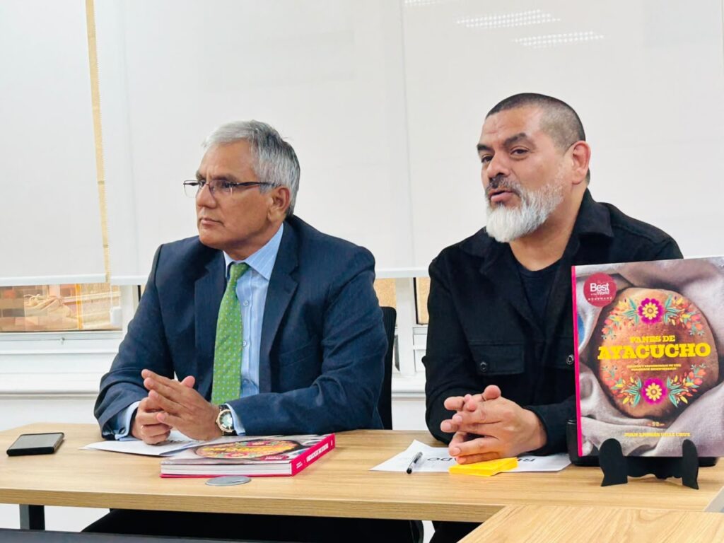 Desde izq. José Eduardo Zeballos Valle, embajador de Perú en Ecuador y Andrés Ugaz, investigador peruano.